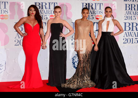 Jesy Nelson, Perrie Edwards, Leigh-Anne Pinnock et Jade Thirlwall of Little Mix arrivent pour les Brit Awards 2015 à l'O2 Arena, Londres. APPUYEZ SUR ASSOCIATION photo. Date de la photo: Mercredi 25 février 2015. Voir l'histoire de PA SHOWBIZ Bits. Le crédit photo devrait se lire comme suit : Dominic Lipinski/PA Wire Banque D'Images