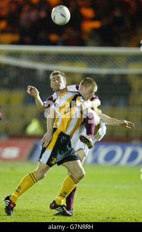 Bank of Scotland Premier League - Livingstone v Hearts - Newcity Stadium.Jamie McAllister of Hearts (Behind) lutte avec Derek Lilley de Livingston (front). Banque D'Images