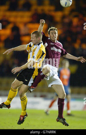 Jamie McAllister of Hearts (à droite) lutte avec Derek Lilley de Livingston. Banque D'Images