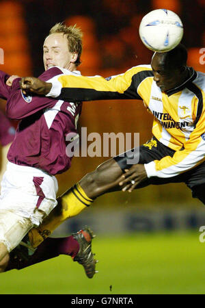 Neil McFarlane of Hearts (à gauche) avec Gus Bahoken de Livingston. Banque D'Images