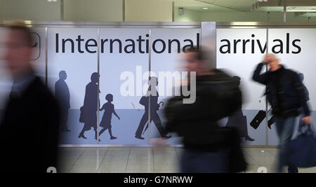 Les passagers arrivent à l'aéroport de Gatwick comme une personne sur trois croit qu'aucun des sept principaux partis politiques n'a de politique appropriée pour gérer l'immigration, une enquête de l'Association de la presse a révélé avant la dernière série de chiffres officiels sur les migrations avant les élections générales. Banque D'Images