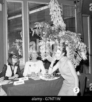 Coutumes et traditions - Easter Bonnet Concurrence - Regent Street, Londres Banque D'Images