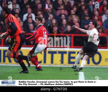 Football - Carling Premiership - Nottingham Forest / Liverpool.Robbie Fowler, de Liverpool, marque son équipe pour les placer devant la ville Banque D'Images