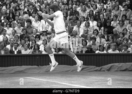 Tennis - Wimbledon - finale hommes - Jimmy Connors / Arthur Ashe - Centre court.Le champion défenseur Jimmy Connors en jeu lors du concours unique pour hommes de Wimbledon. Banque D'Images