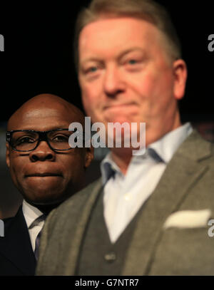 Chris Eubank (à gauche) au Weigh-in pour son fils Chris Eubank Junior avec le promoteur Frank Warren (à droite) à l'O2, Londres. Banque D'Images