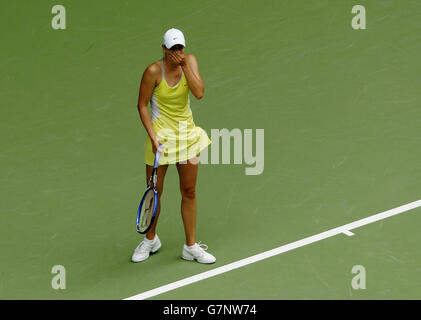 Tennis - Open d'Australie 2005 - semi-finales pour femmes.Maria Sharapova, de Russie, est découragée lors de son match contre Serena Williams, des États-Unis Banque D'Images