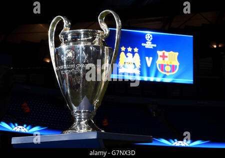 Le trophée de la Ligue des champions de l'UEFA à l'affiche avant le match de la Ligue des champions de l'UEFA, Round of 16 au Etihad Stadium, à Manchester. APPUYEZ SUR ASSOCIATION photo. Date de la photo: Mardi 24 février 2015. Voir PA Story FOOTBALL Man City. Le crédit photo devrait se lire: Martin Rickett/PA Wire Banque D'Images