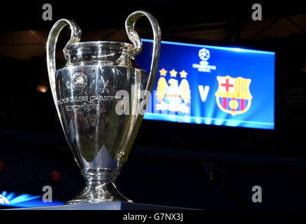 Football - UEFA Champions League - Round de 16 - First Leg - Manchester City / Barcelona - Etihad Stadium.Le trophée de la Ligue des champions de l'UEFA à l'affiche avant le match de la Ligue des champions de l'UEFA, Round of 16 au Etihad Stadium, à Manchester. Banque D'Images