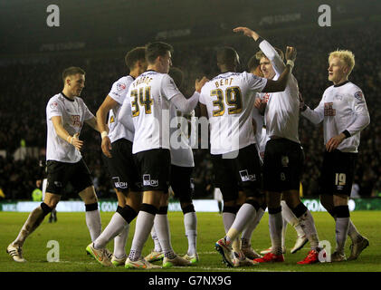 Jeff Hendrick, du comté de Derby (deuxième à droite), célèbre le premier but de son équipe lors du match du championnat Sky Bet au stade iPro, Derby. Banque D'Images