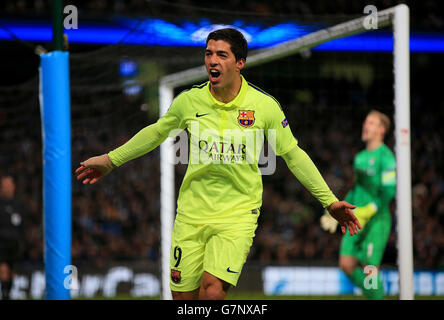 Luis Suarez, de Barcelone, célèbre le deuxième but de son équipe lors du match de la Ligue des champions de l'UEFA, Round of 16 au Etihad Stadium de Manchester. Banque D'Images