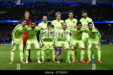 Groupe d'équipe de Barcelone avant le coup d'envoi (rangée supérieure de gauche à droite) Javier Mascherano, Ivan Rakitic, Sergio Busquets et Gerard pique. (Rangée du bas de gauche à droite) Lionel Messi, Dani Alves, Neymar, Andres Iniesta, Luis Suarez et Jordi Alba avant la Ligue des champions de l'UEFA, série de 16 au stade Etihad, Manchester. APPUYEZ SUR ASSOCIATION photo. Date de la photo: Mardi 24 février 2015. Voir PA Story FOOTBALL Man City. Le crédit photo devrait se lire: Martin Rickett/PA Wire Banque D'Images