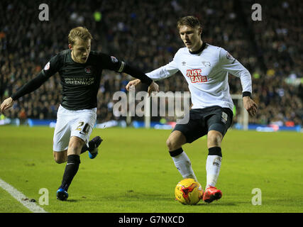 Jeff Hendrick (à droite) du comté de Derby et Chris Solly de Charlton Athletic se battent pour le ballon. Banque D'Images