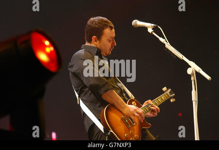 Concert de secours au tsunami - Stade du millénaire.James Dean Bradfield du groupe gallois The Manic Street Preachers. Banque D'Images