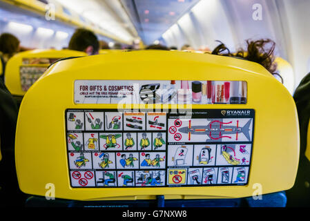 L'évacuation d'urgence de l'information sur l'arrière d'un appui-tête jaune sur un avion de Ryanair. Ryanair n'ont pas de cartes de sécurité comme ils l'h Banque D'Images