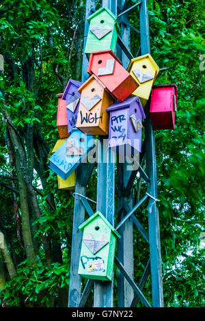 Birdboxes multicolores sur un poteau de métal street dans un parc de Copenhague. Banque D'Images