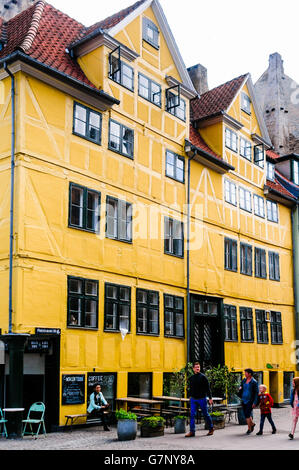 Bâtiment jaune avec un café dans une rue de Copenhague Banque D'Images