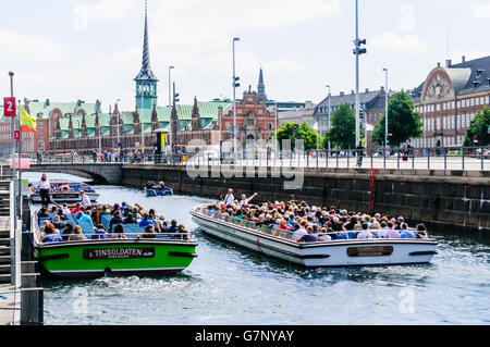 Bateaux du canal avec les touristes de partir en tournée, Copenhague, Danemark Banque D'Images