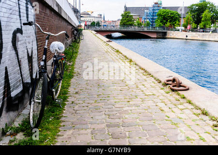 Location garé le long d'un chemin à côté d'un canal à Copenhague, Danemark Banque D'Images