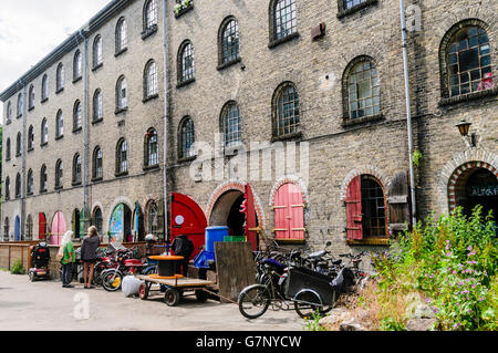 Ancien moulin et ancien bâtiment militaire, désormais utilisé que des ateliers à Freetown Christiania, Copenhague. Banque D'Images