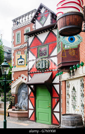 Boutiques dans l'avant du jardin Tivoli amusement park et jardin d'agrément, à Copenhague, au Danemark. Banque D'Images