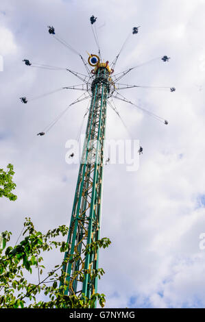 Le deuxième plus grand carrousel au monde, le Star Flyer dans le parc d'attractions Tivoli Garden et le jardin d'agrément de Copenhague, Danemark Banque D'Images