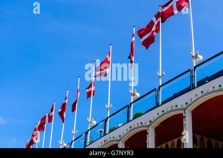 Rangée de mâts de drapeaux danois sur Banque D'Images