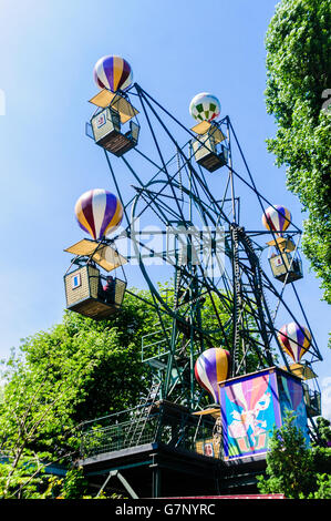 Grande roue ballon ride au Tivoli Garden amusement park et jardin d'agrément, à Copenhague, au Danemark. Banque D'Images