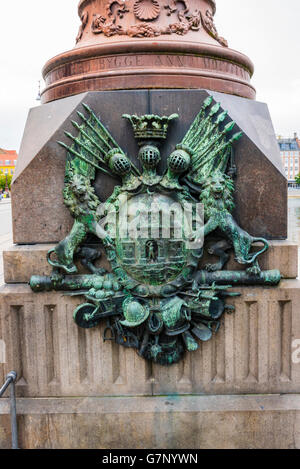 Armoiries de bronze sur un lampadaire sur le pont Dronning Louises Bro, Copenhague, Danemark Banque D'Images