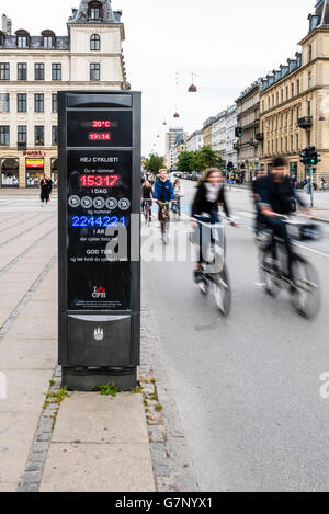 Les cyclistes à Copenhague, Danemark, cycle passé un signe qui counds le nombre de coureurs par jour/année passé ce point. Banque D'Images