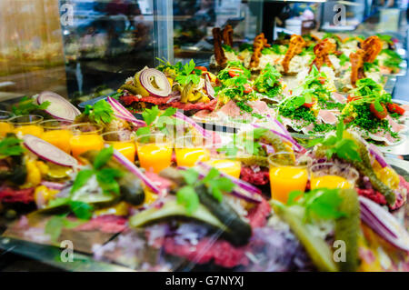 Smørrebrød danois traditionnel, ouvrir des sandwichs avec du pain de seigle, en vente dans un marché d'alimentation à Copenhague. Banque D'Images