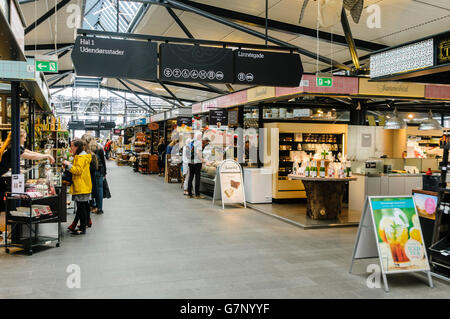 Torvehallerne marché dans la capitale danoise Copenhague, avec des stands de nourriture saine et biologique. Banque D'Images