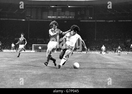 Kevin Keegan (à droite), en Angleterre, tente de retenir le capitaine suisse Lucio Bizzini. Banque D'Images