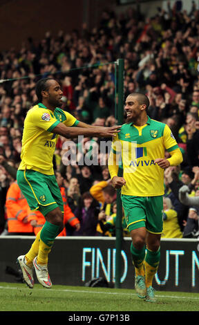 Lewis Grabban, de Norwich City, célèbre son but avec Cameron Jerome lors du match du championnat Sky Bet à Carrow Road, Norwich. Banque D'Images