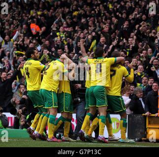 Lewis Grabban (à droite), de Norwich City, célèbre son but avec ses coéquipiers lors du match du championnat Sky Bet à Carrow Road, Norwich. Banque D'Images