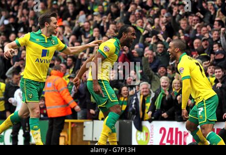 Lewis Grabban (à droite), de Norwich City, célèbre son but avec Cameron Jerome (au centre) et Jonny Howson (à gauche) lors du match du championnat Sky Bet à Carrow Road, Norwich. Banque D'Images