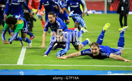 Willian de Chelsea, Nemanja Matic (deuxième à gauche), Eden Hazard et Branislav Ivanovic de Chelsea (à droite) plongent sur le terrain tout en célébrant leur victoire Banque D'Images