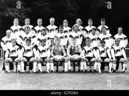 L'équipe de football de l'Allemagne de l'Ouest participant aux Championnats d'Europe de 1988. Rangée arrière (l-r) : Wolfgang Rolff, Rudi Voeller, Dieter Eckstein, Hans Pfleur, Uli Borowka, Juergen Klinsmann, Gunnar Sauer et Thomas Berthold. Deuxième rangée : entraîneur Berti Vogts, entraîneur de gardien de but Sepp Maier, Frank Mill, Juergen Kohler, Guido Buchwald, Lothar Matthaeus, Holger Osieck et chef d'équipe Franz Beckenbauer. Première rangée : Pierre Littbarski, Matthias Herget, OLAF Thon, Eike Immel, Bodo Illgner, Hans Dorfner, Wolfram Wuttke et Andreas Brehme. Banque D'Images