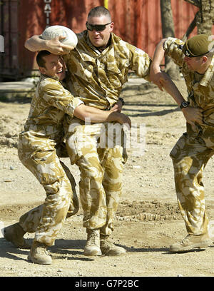 Les soldats britanniques du QG de Div jouent au rugby lors d'une pause dans une base, un palais de l'ancien président irakien Saddam Hussein. Banque D'Images