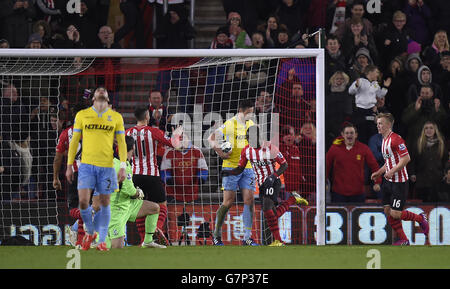 Le Sadio Mane de Southampton célèbre le premier but du match de ses côtés lors du match de la Barclays Premier League à St Mary's, Southampton. Banque D'Images