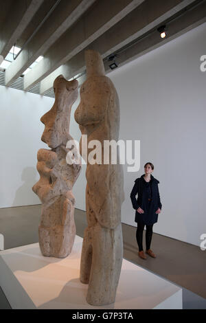 Reproduite avec l'autorisation de la Fondation Henry Moore, Kate Robertson examine les « deux figures permanentes » de Henry Moore, qui fait partie de l'exposition Retour à la terre au Yorkshire Sculpture Park. Banque D'Images