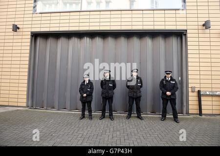 Des policiers gardent l'entrée de la camionnette de la prison au tribunal de la magistrature de Bristol, où Nathan Matthews, 28 ans, le beau-frère de Becky Watts, 16 ans, a comparu accusé de son meurtre. Banque D'Images