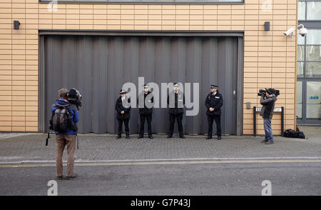 Des policiers gardent l'entrée de la camionnette de la prison au tribunal de la magistrature de Bristol, où Nathan Matthews, 28 ans, le beau-frère de Becky Watts, 16 ans, a comparu accusé de son meurtre. Banque D'Images