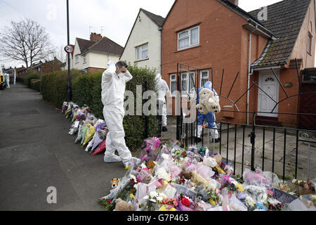 Des policiers vêtés de juricomptabilité entrent dans la maison de Rebecca Watts, à Crown Hill, à Bristol. Banque D'Images