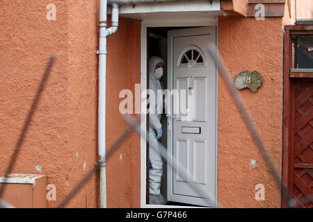 Becky Watts mort.Des policiers vêtés de juricomptabilité entrent dans la maison de Rebecca Watts, à Crown Hill, à Bristol. Banque D'Images