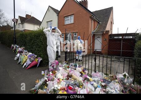 Becky Watts mort.Des policiers vêtés de juricomptabilité entrent dans la maison de Rebecca Watts, à Crown Hill, à Bristol. Banque D'Images