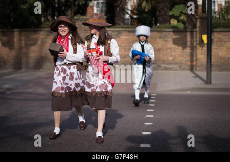 Les enfants juifs orthodoxes célèbrent le festival de Purim à Stamford Hill, dans le nord de Londres. Banque D'Images