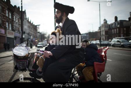 Les enfants juifs orthodoxes célèbrent le festival de Purim à Stamford Hill, dans le nord de Londres. Banque D'Images