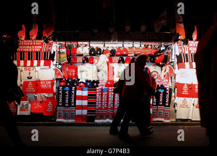 Football - Championnat Sky Bet - Charlton Athletic / Nottingham Forest - The Valley.Charlton Athletic marchandises en vente à l'extérieur de la vallée avant le match. Banque D'Images