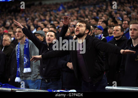 Football - Capital One Cup - finale - Chelsea / Tottenham Hotspur - Wembley Stadium. Les fans de Chelsea dans les stands Banque D'Images