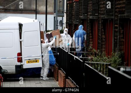 Des policiers vêtés de juricomptabilité dans une maison de Cotton Mill Lane, Bristol, comme Nathan Matthews, 28 ans, le beau-frère de Becky Watts, 16 ans, a comparu devant le tribunal de la magistrature de Bristol, accusé de son meurtre. Banque D'Images